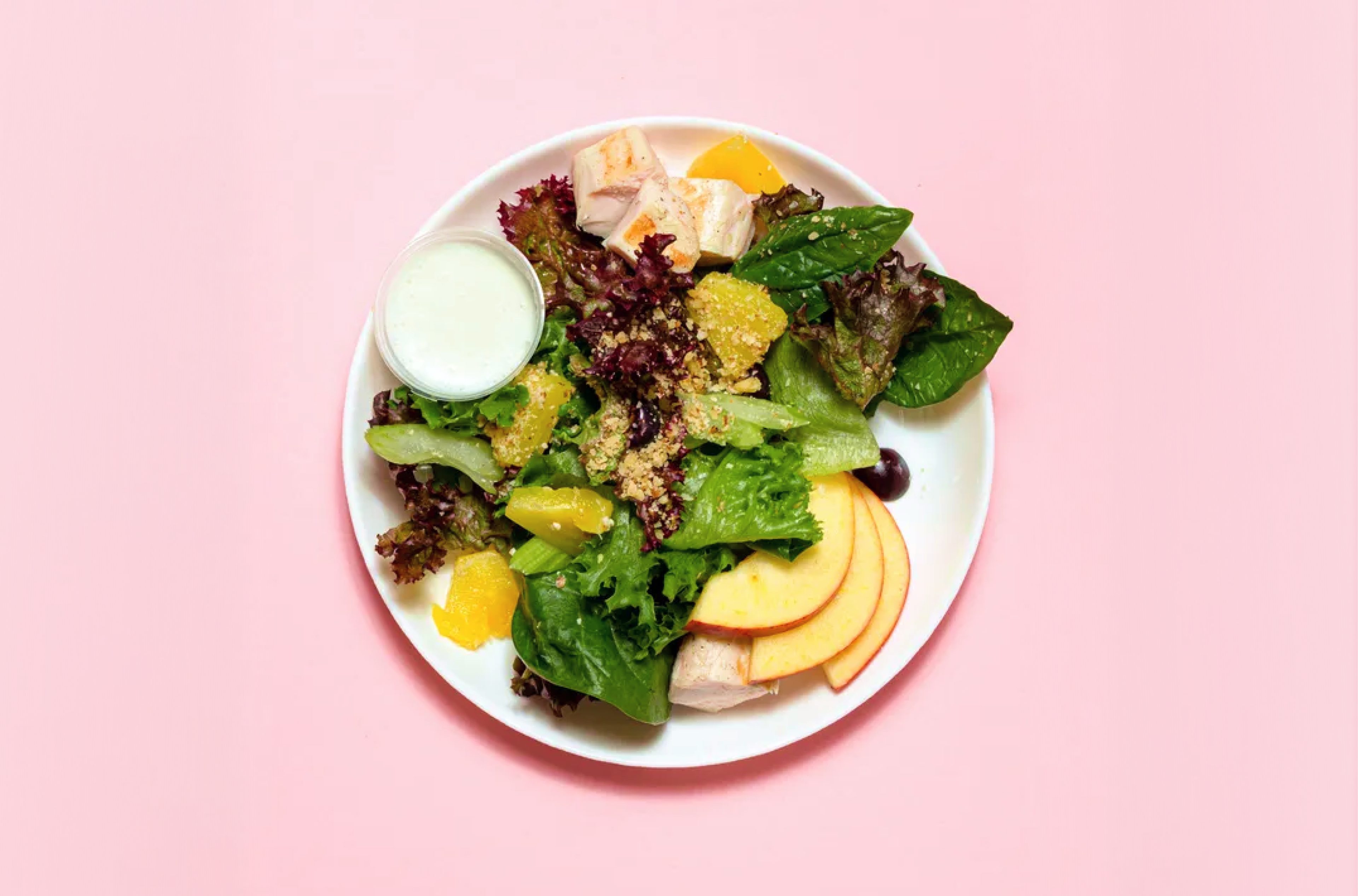 Салат с зеленью, фруктами и соусом как пример сбалансированного питания